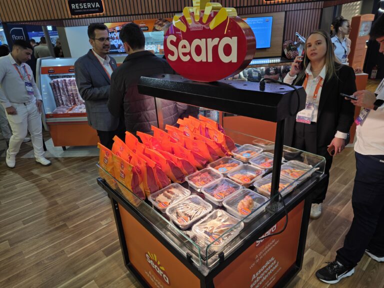 Produtos e refeições práticas da Seara expostos durante a APAS Show 2026, reforçando soluções para conveniência e varejo alimentar.
