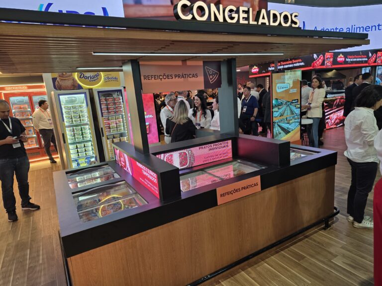 Estrutura do programa Congelados 2.0 da Seara na APAS Show 2026, com nova organização da gôndola e foco na experiência de compra.