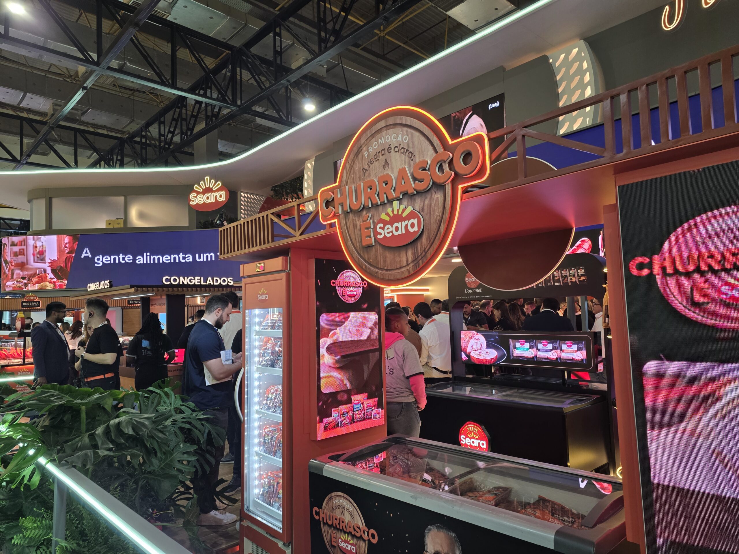 Estande Churrasco É Seara durante a APAS Show 2026, destacando ativações da marca, produtos para churrasco e experiências voltadas ao varejo alimentar.