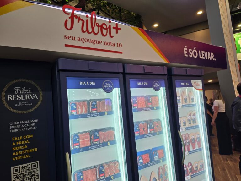 Expositor refrigerado da Friboi durante a APAS Show 2026 com carnes embaladas da linha Friboi Reserva, comunicação visual premium e espaço voltado ao varejo alimentar.