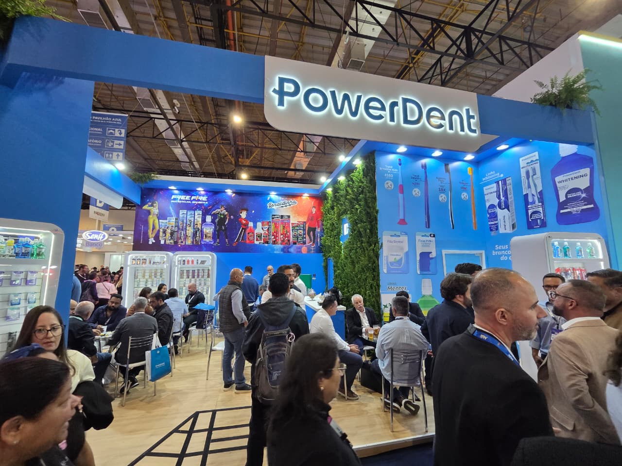 Estande da Power Dent na APAS Show 2026 reunindo lançamentos de higiene oral, produtos licenciados e linhas especializadas para o varejo.