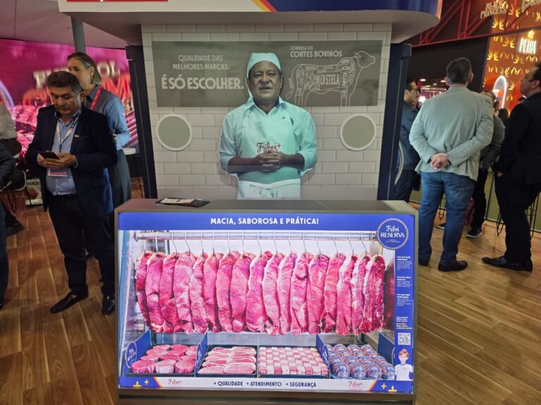 Estande da Friboi na APAS Show 2026 com exposição de cortes bovinos, painel educativo sobre carnes e ativação da linha Friboi Reserva para supermercadistas.