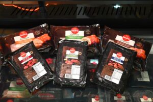 Produtos premium da linha Seara Gourmet expostos na APAS Show 2026, com cortes especiais e opções diferenciadas para supermercados.