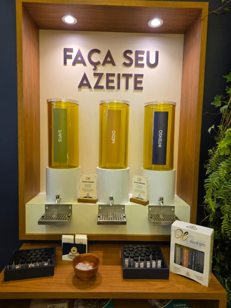 Estação interativa da Andorinha na APAS Show 2026 permite criar blends personalizados com azeites suave, médio e intenso do kit OLI.