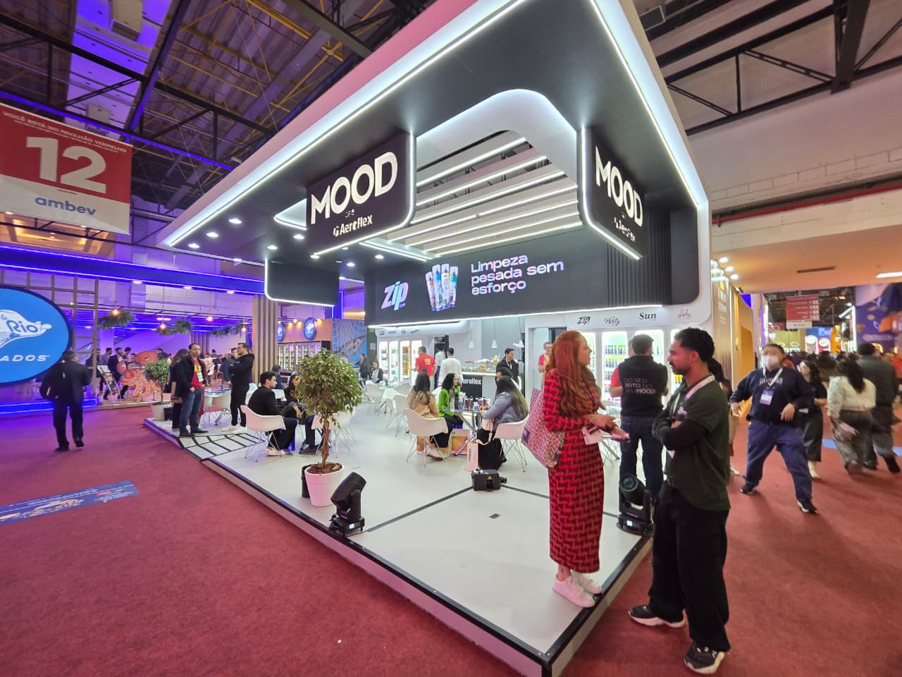 Estande da Mood durante a APAS Show 2026 destaca experiência imersiva com produtos aerossóis e espaço para reuniões comerciais.