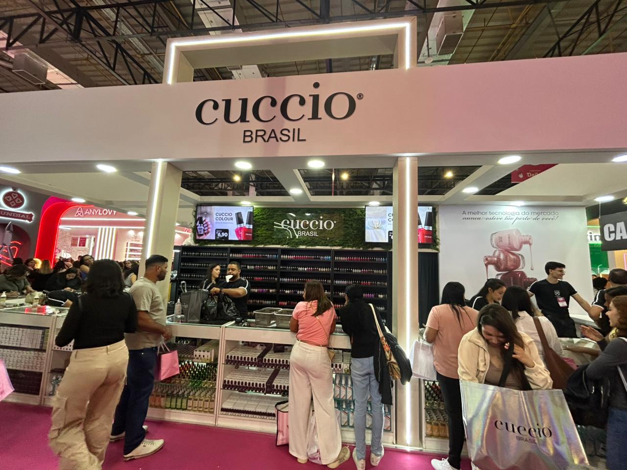 Visitantes conhecem os produtos da Cuccio durante a Beauty Show, em um estande que reúne esmaltes, tratamentos profissionais e ativações para o público.