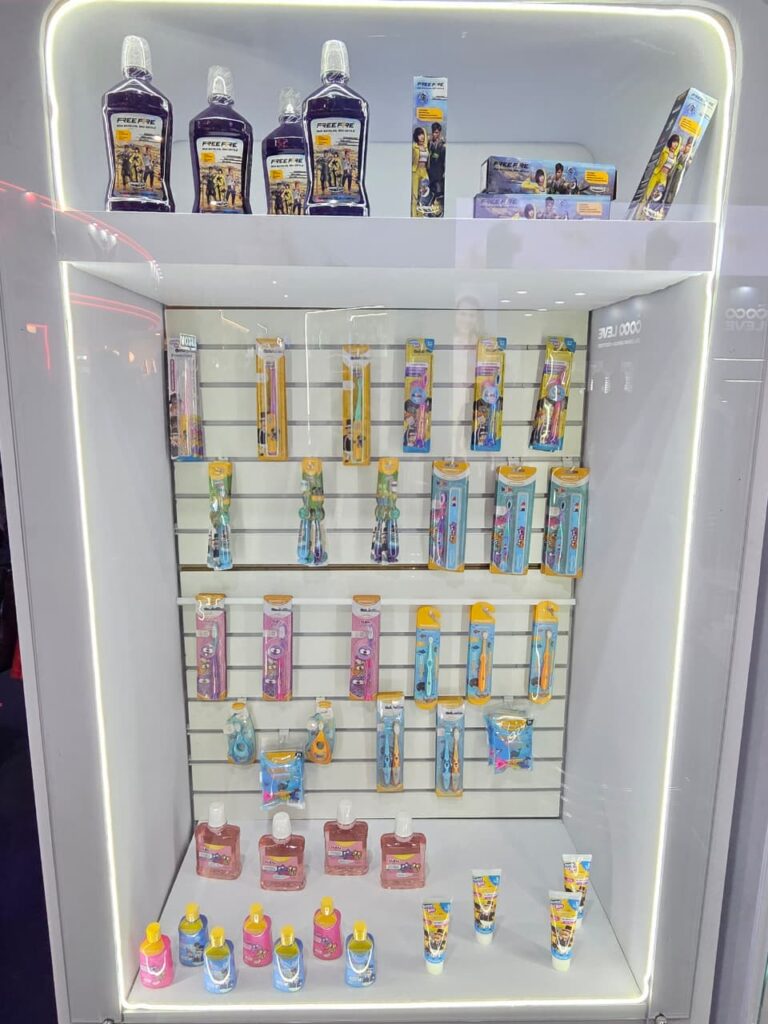 Produtos licenciados da Power Dent inspirados em Free Fire expostos durante a APAS Show 2026, incluindo escovas e enxaguatórios infantis.