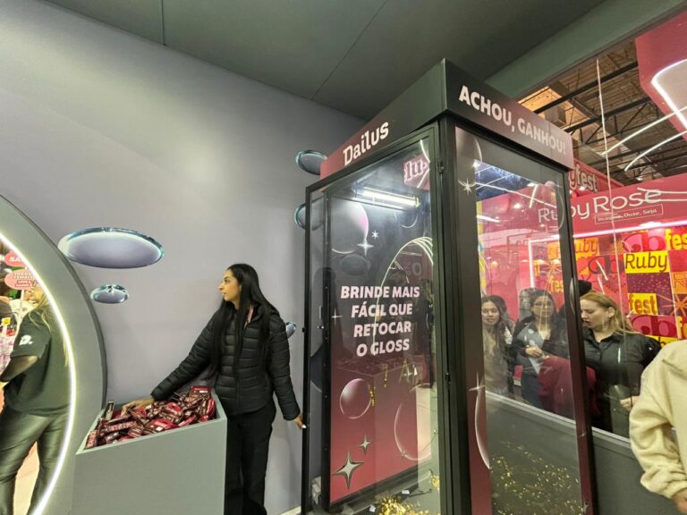 Ativação da Dailus distribui brindes na Beauty Show 2026 por meio de cabine interativa inspirada no sucesso do Top Glass e nas experiências da marca.
