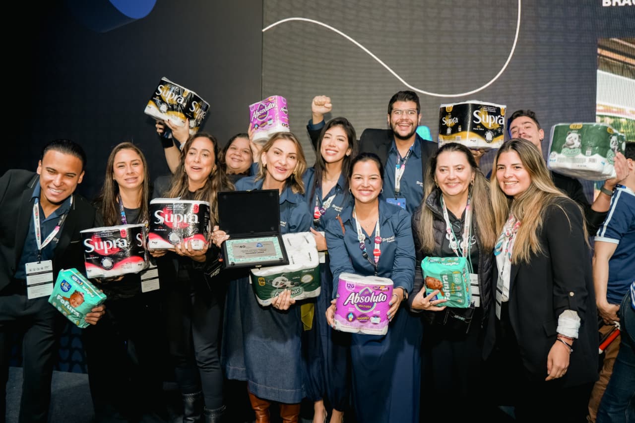 Equipe da Bracell Papéis posa com produtos das linhas Supra, Absoluto, Familiar e Fofura durante participação da companhia na APAS Show 2026.
