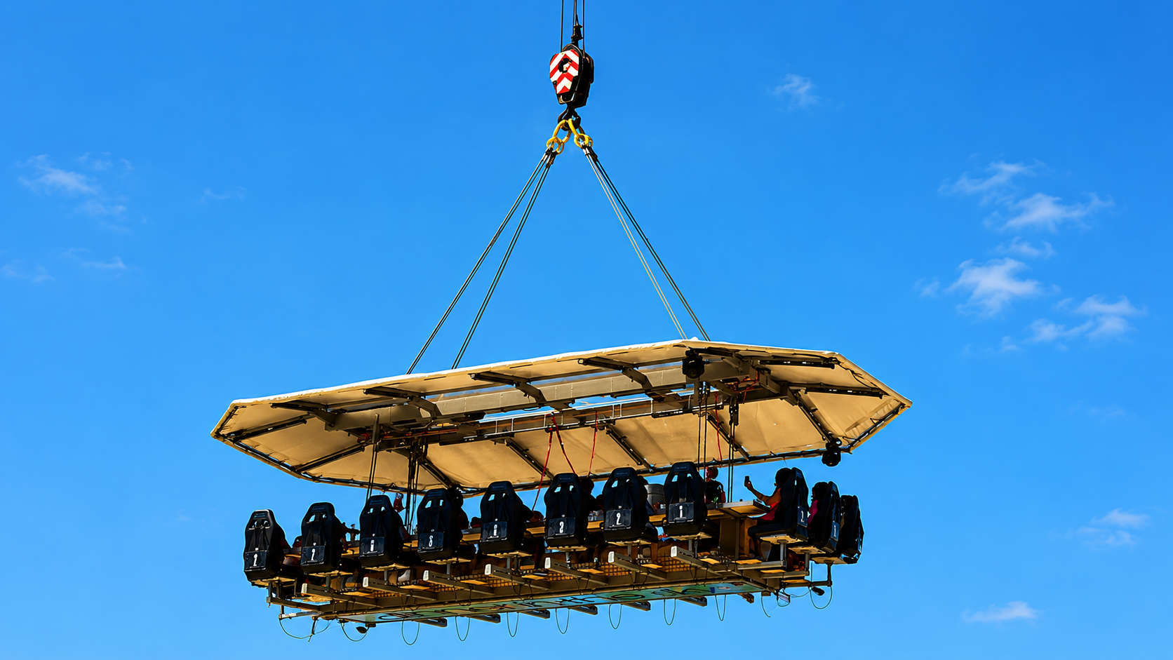 Plataforma suspensa do Dinner in the Sky eleva participantes para experiência gastronômica exclusiva com vista panorâmica e céu aberto em São Paulo.