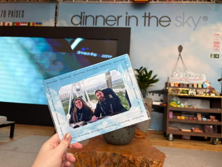 Dinner in the Sky registra momento de recordação da experiência com foto personalizada no lounge do evento no Parque Villa-Lobos.