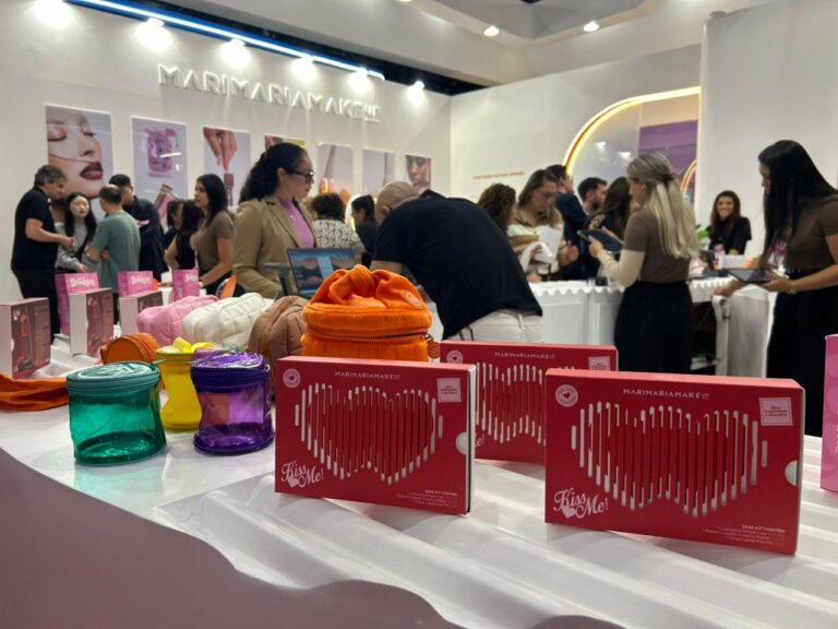 Visitantes conhecem o espaço da Mari Maria Makeup, com destaque para o kit Kiss Me, brindes e produtos expostos durante a feira.