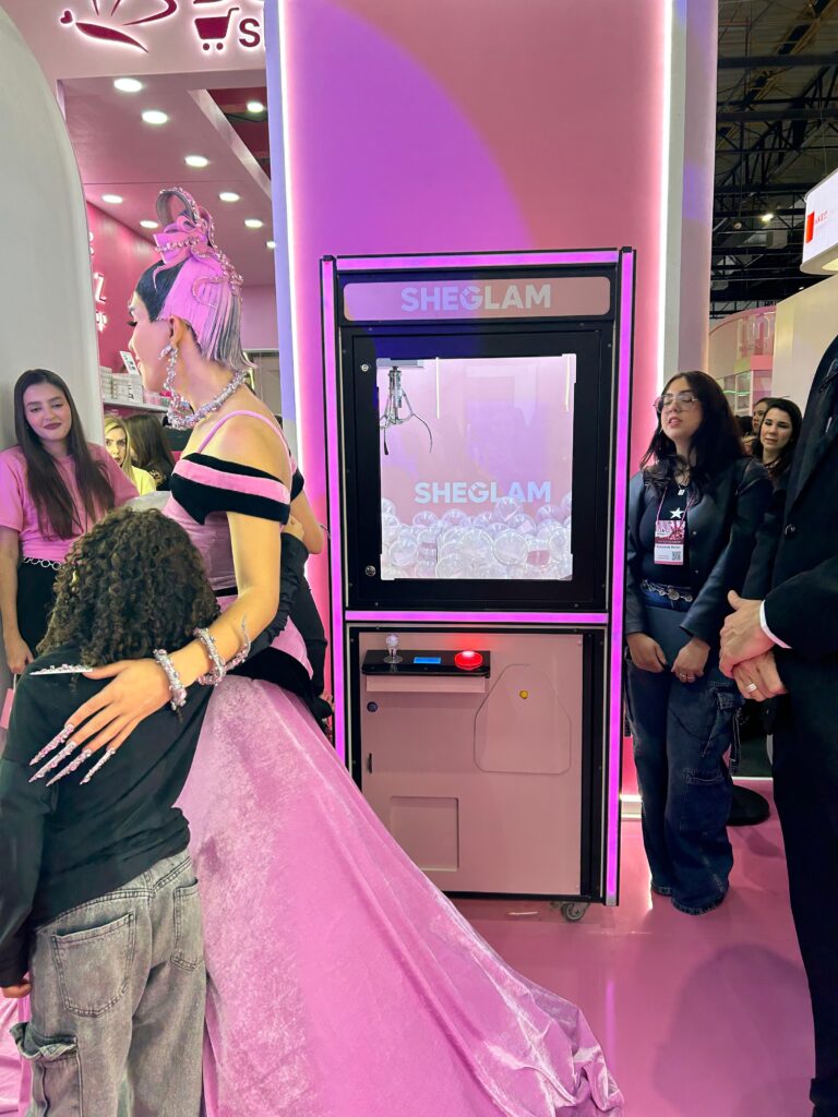 Máquina de brindes da Sheglam atrai visitantes durante ação promocional que combinou entretenimento e interação com os consumidores.