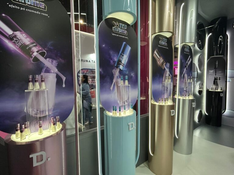 Exposição da coleção Dailus Top Chrome no estande da Beauty Show 2026, apresentando diferentes versões do pó cromado para unhas com acabamento metálico e efeito espelhado.