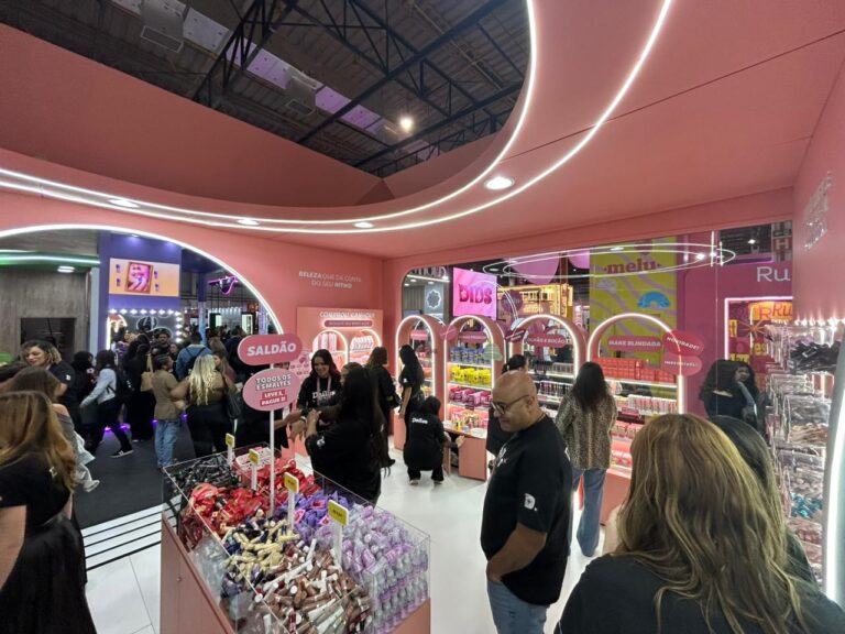 Loja oficial da Dailus movimenta visitantes na Beauty Show 2026 com promoções especiais, lançamentos de maquiagem, esmaltes e produtos para cuidados pessoais.