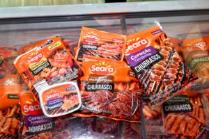 Linha Churrasco da Seara apresentada na APAS Show 2026, reunindo hambúrgueres, linguiças e produtos voltados para confraternizações.