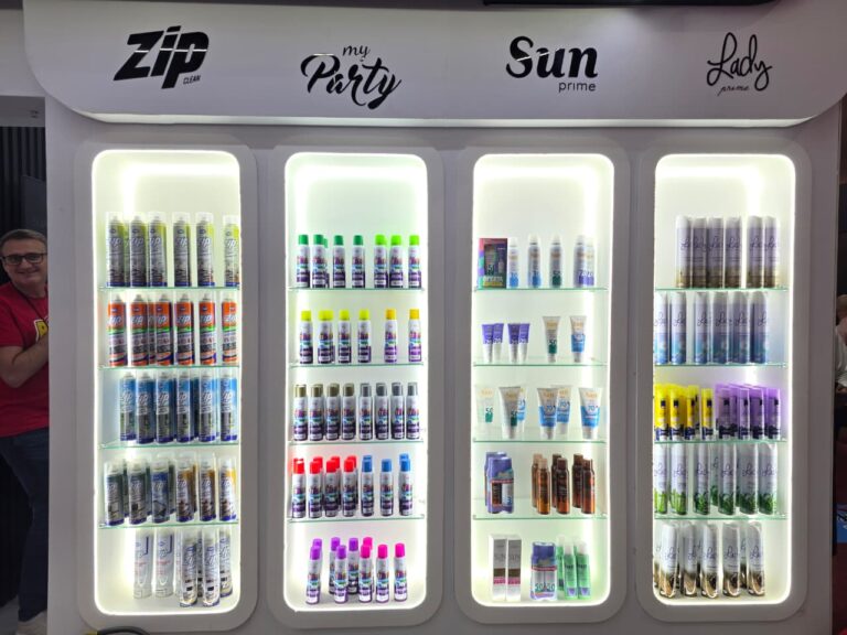 Estande da Mood na APAS Show 2026 exibe produtos aerossóis das linhas Zip, Sun Prime e Lady Prime em prateleiras iluminadas.