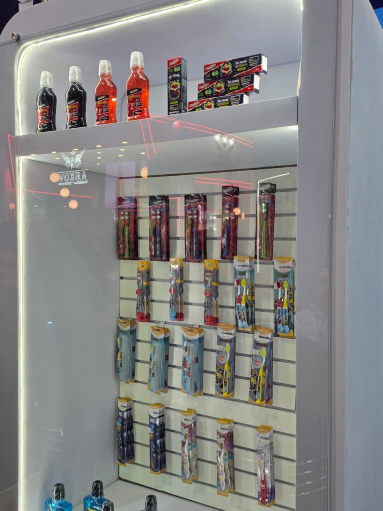 Linha infantil e teen da Power Dent apresentada na APAS Show 2026, com produtos temáticos e soluções voltadas para higiene oral.