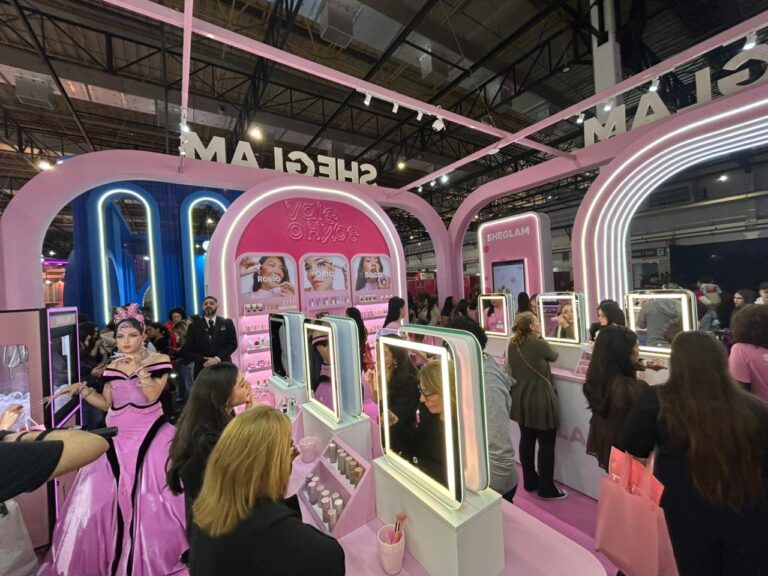 Visitantes testam produtos no estande da Sheglam, que reuniu espaços de experimentação, maquiagem e interação durante a Beauty Show 2026.