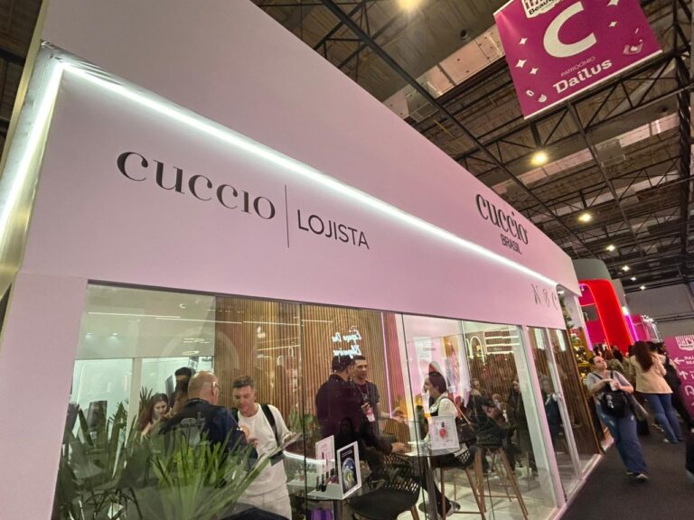 Área exclusiva para lojistas da Cuccio na Beauty Show, com espaço reservado para reuniões, negociações e apresentação do portfólio da marca.