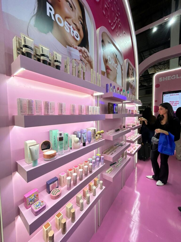Prateleira da Sheglam exibe parte do portfólio brasileiro com maquiagens, produtos para skincare e itens viralizados nas redes sociais.