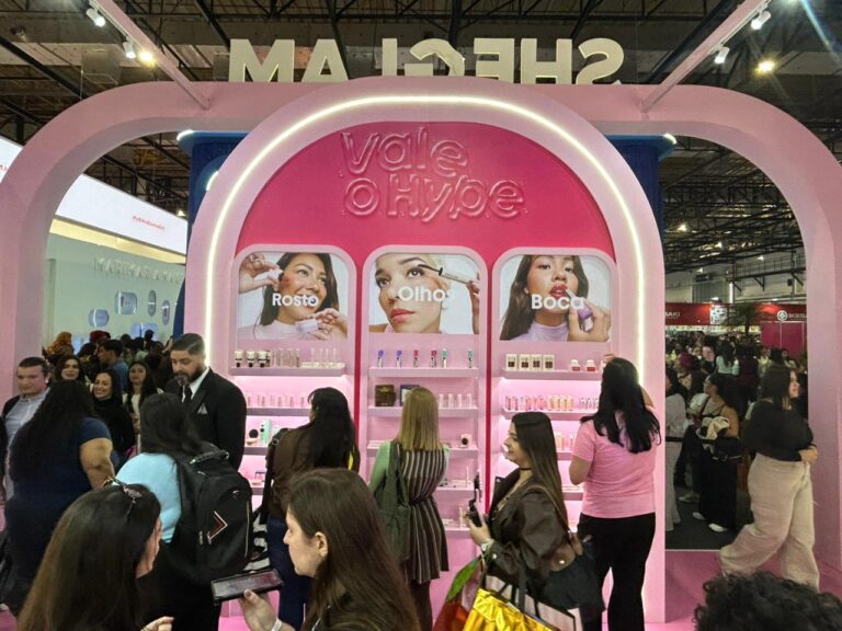 Exposição de produtos da Sheglam apresenta itens para rosto, olhos e boca, permitindo que os visitantes conheçam os best-sellers da marca.