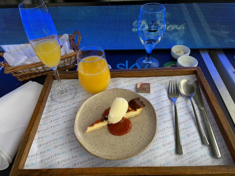 Sobremesa do café da manhã do Dinner in the Sky reúne cheesecake, sorvete e bebidas durante experiência suspensa.