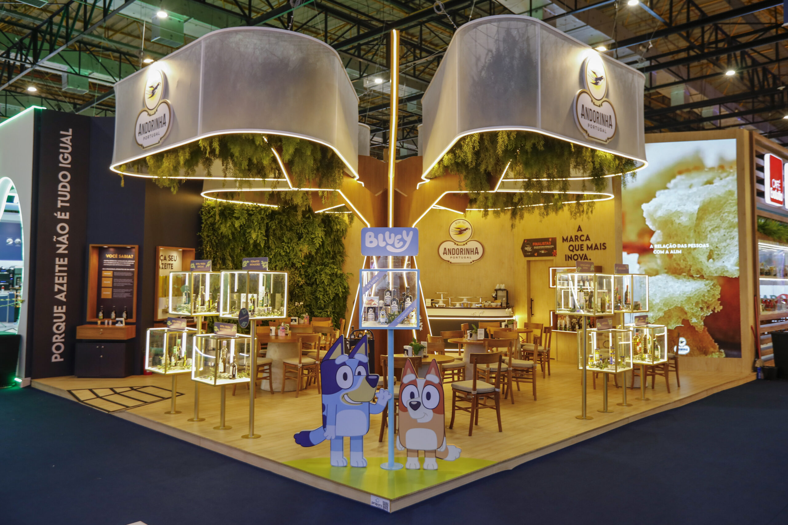 Estande da Andorinha na APAS Show 2026 destaca parceria com Bluey, lançamentos de azeites premium e experiência imersiva voltada ao varejo alimentar.