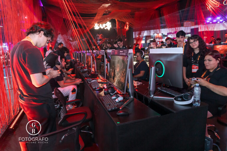 Público experimenta a demo de Phantom Blade Zero em PCs temáticos dentro do estande imersivo apresentado na Gamescom Latam 2026.