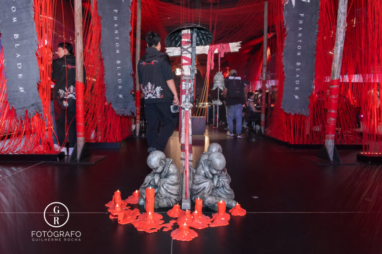 Entrada temática de Phantom Blade Zero na Gamescom Latam 2026 apresenta decoração vermelha, velas cenográficas e elementos inspirados na cultura oriental.