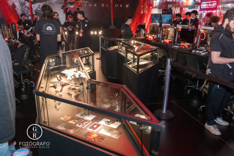 Exposição de armas em tamanho real de Phantom Blade Zero fica disponível para visitantes durante a Gamescom Latam 2026.