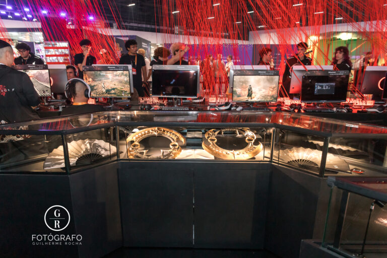 Vitrine temática de Phantom Blade Zero exibe armas e acessórios inspirados no universo do jogo durante a Gamescom Latam 2026.