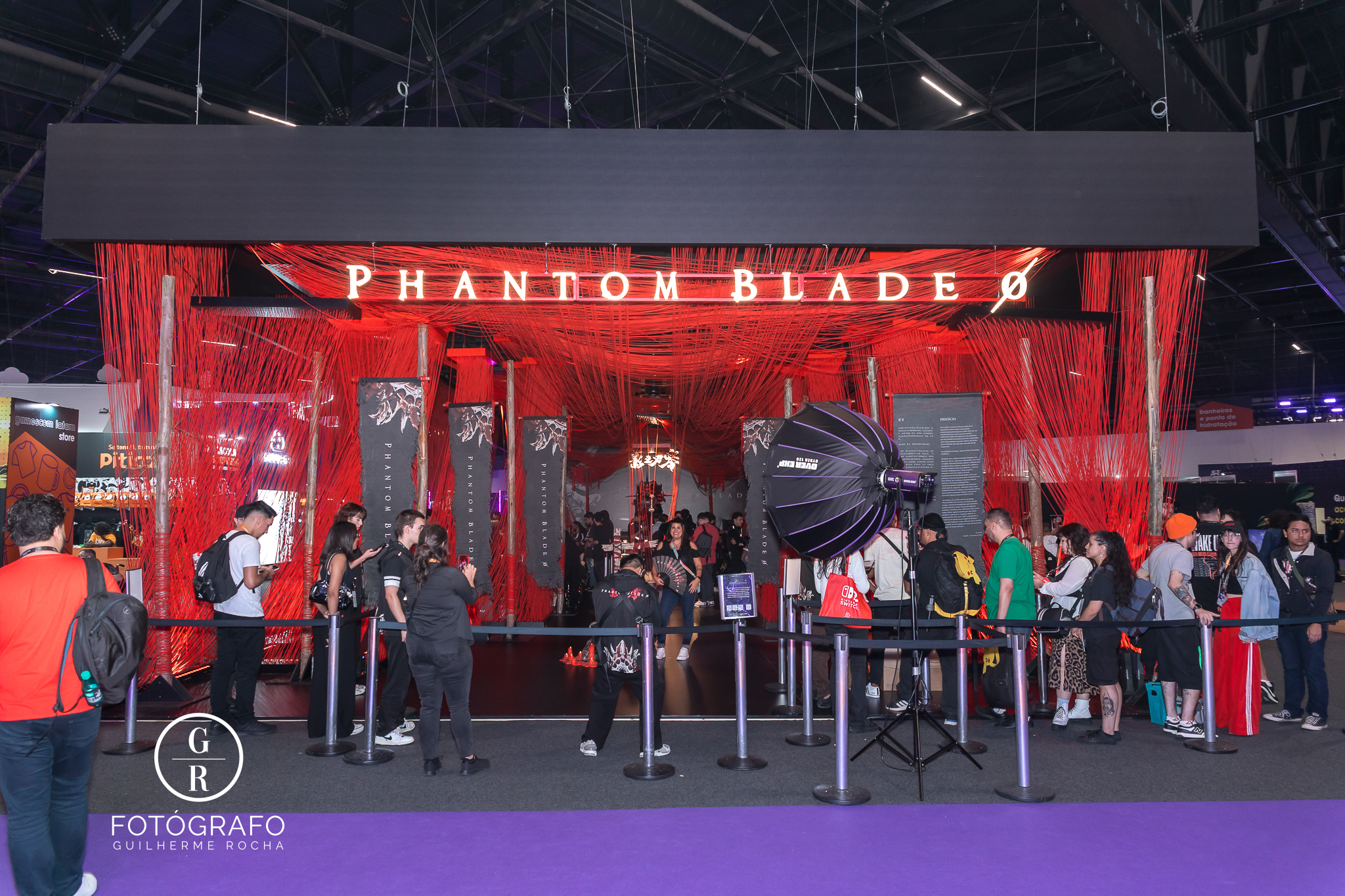 Visitantes entram no estande de Phantom Blade Zero na Gamescom Latam 2026, com decoração vermelha imersiva e filas para testar a demo exclusiva do jogo.