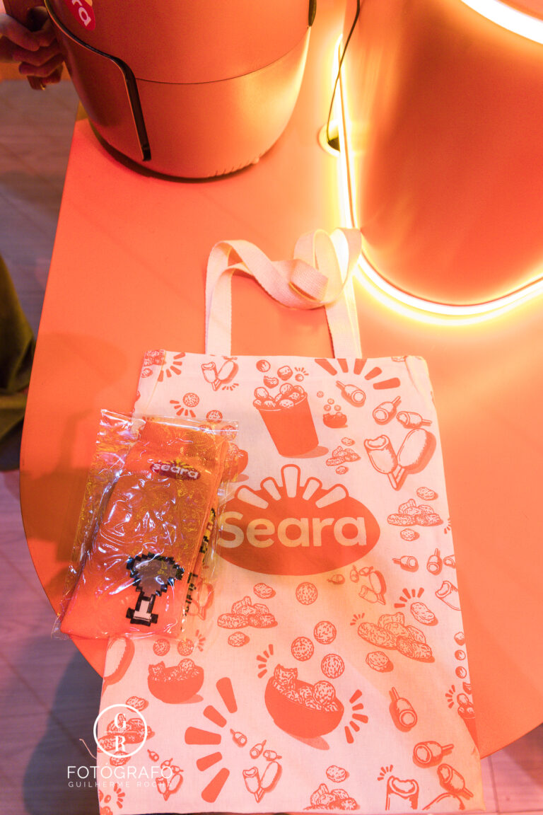 Brindes da Seara com ecobag personalizada e meia temática distribuídos no estande durante a gamescom latam.