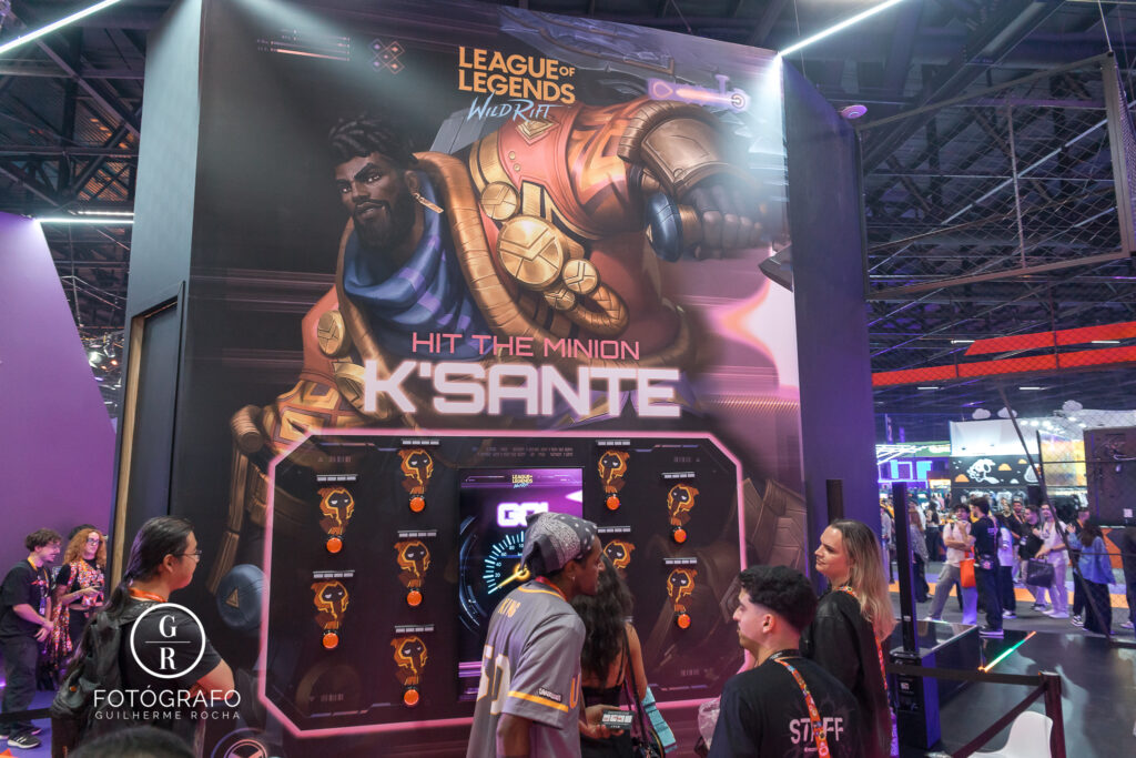 Ativação Hit The Minion com K’Sante no estande da riot games, onde público testa precisão em desafio interativo de Wild Rift