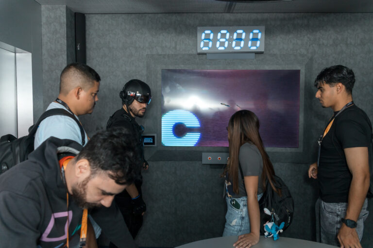 Participantes enfrentam desafios do escape room da Cult SP em experiência imersiva inspirada no centro de São Paulo.