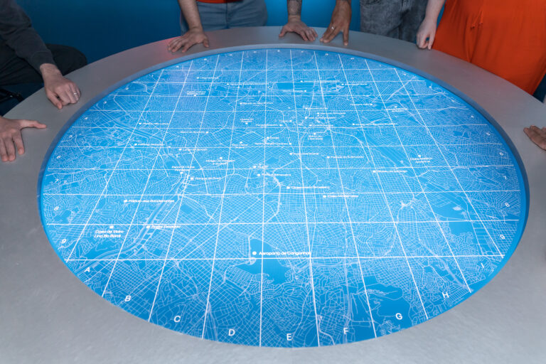 Cult SP apresenta mapa interativo da cidade de São Paulo durante experiência imersiva no estande da gamescom latam.
