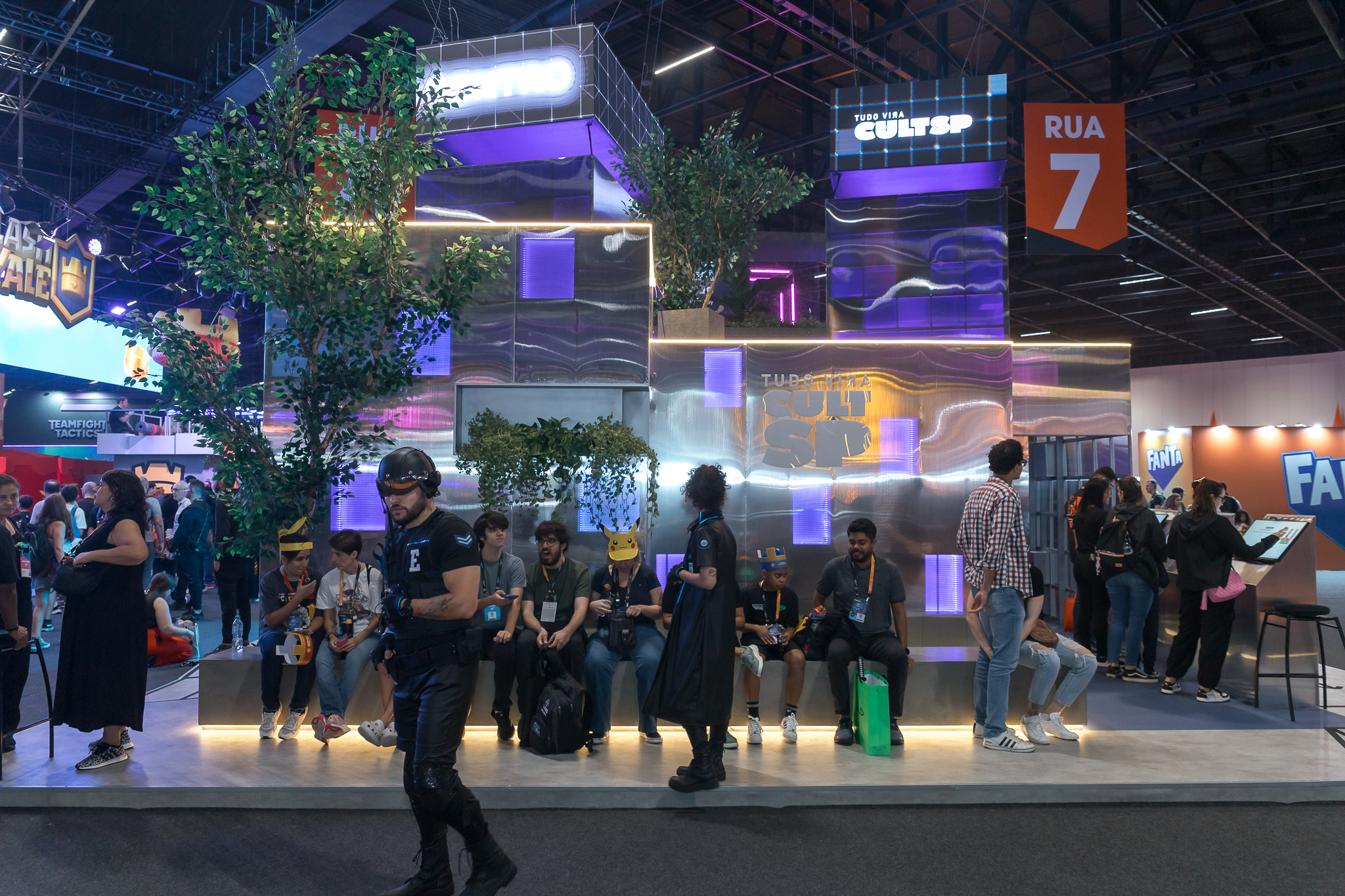 Público visita o estande tecnológico da Cult SP durante ativação com desafios, enigmas e escape room na gamescom latam.