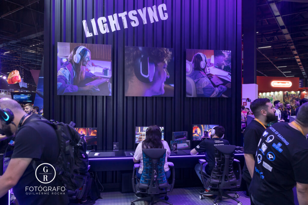Área Light Sync da Logitech apresenta periféricos RGB sincronizados e experiências inspiradas em Guitar Hero no Fortnite.