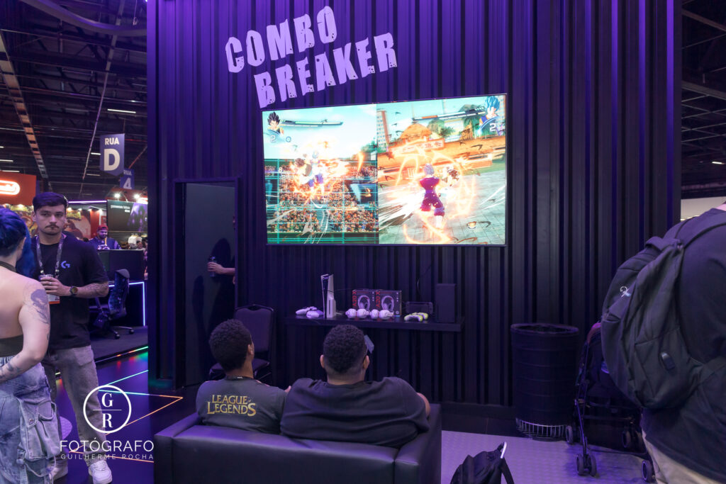 Visitantes disputam partidas de Dragon Ball em ativação de consoles com periféricos da linha Astro da Logitech.