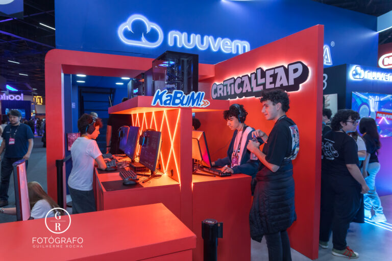Área da Nuuvem com espaço da Critical Leap e estações de gameplay utilizando equipamentos da KaBuM.