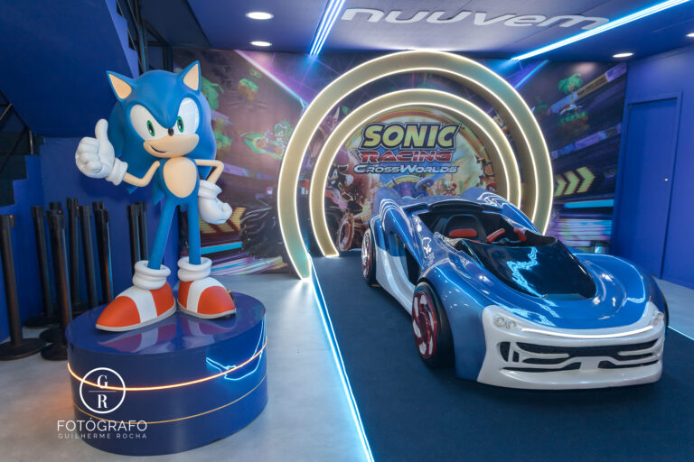Estande da Nuuvem com estátua do Sonic e carro temático de Sonic Racing, criando área interativa para fotos.