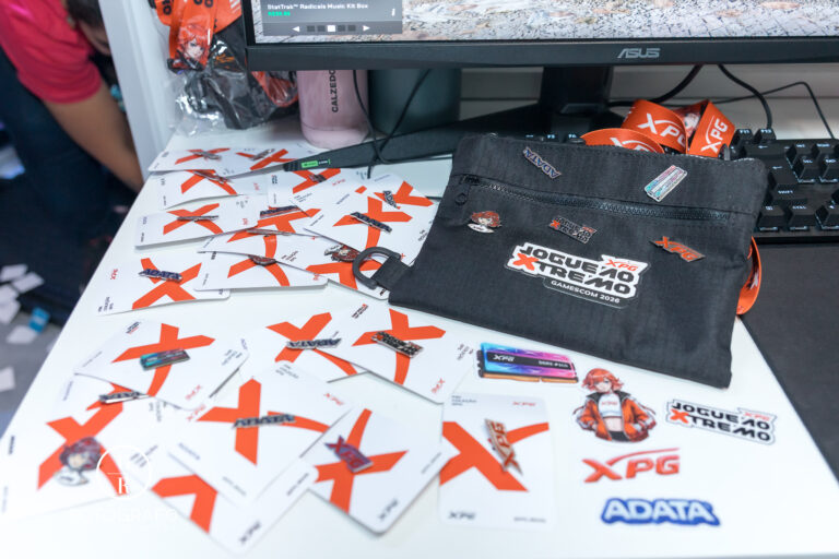 Brindes da XPG com pins, adesivos e shoulder bag distribuídos após dinâmica da cabine de vento.