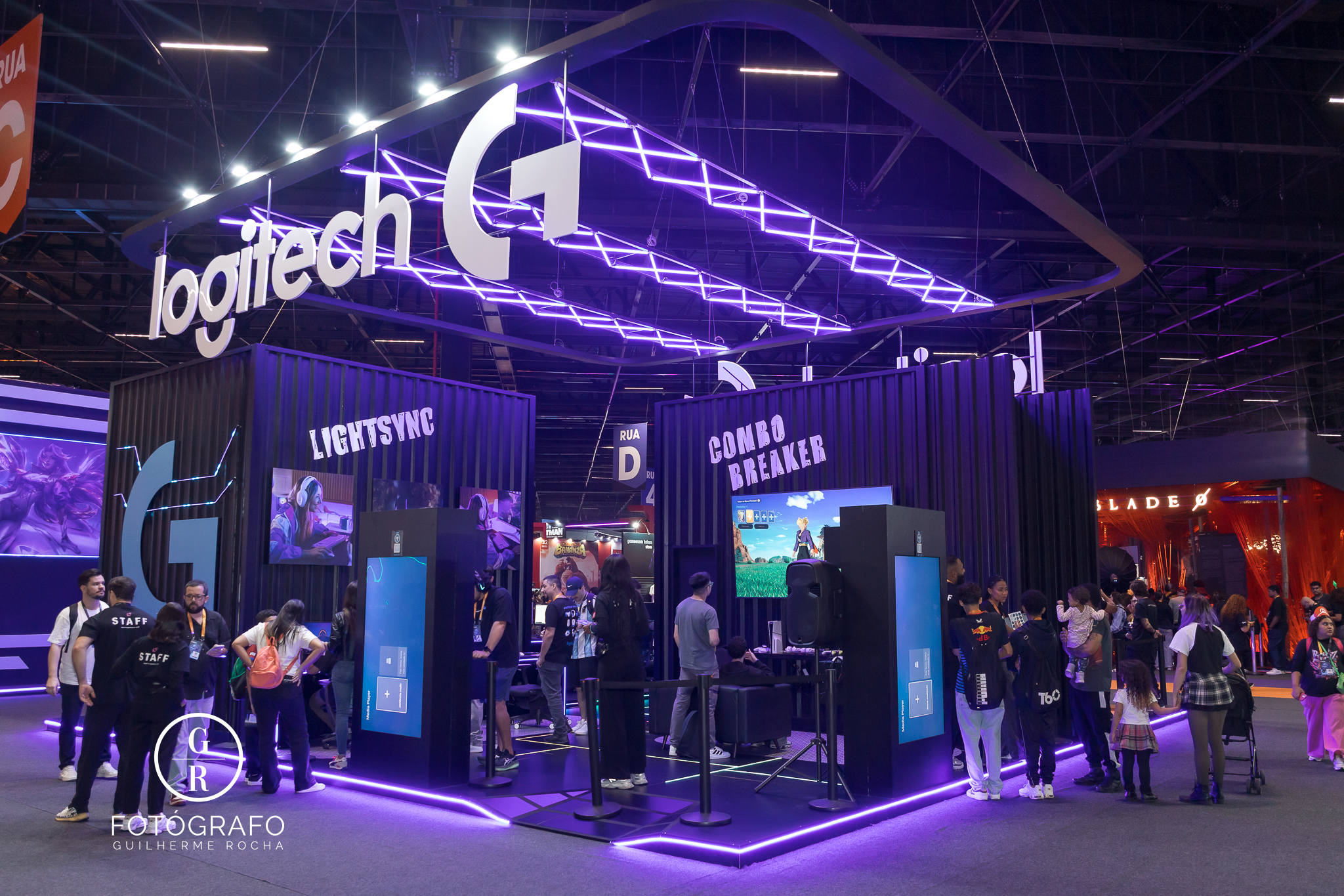 Estande da Logitech reúne ativações interativas, experiências gamers e iluminação RGB durante a gamescom latam 2026.