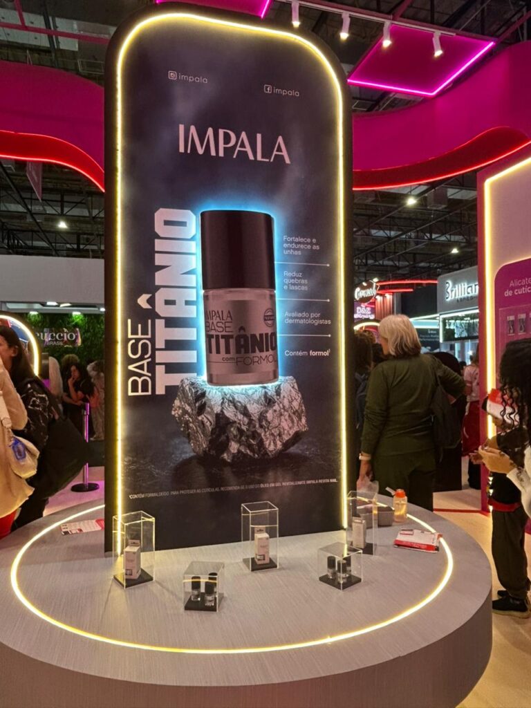 Totem iluminado da Impala Base Titanium apresenta os benefícios da base fortalecedora durante a Beauty Show.