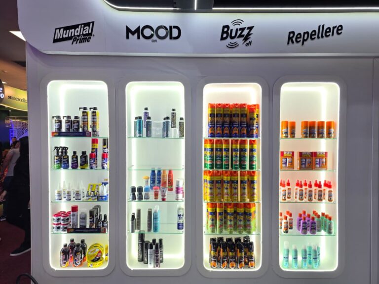 Prateleiras do estande da Mood apresentam produtos das linhas Mundial Prime, Buzz Off e Repellere durante a APAS Show 2026.