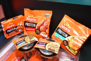 Produtos da linha Seara Protein expostos na APAS Show 2026, com foco em refeições proteicas e alimentos congelados para o dia a dia.