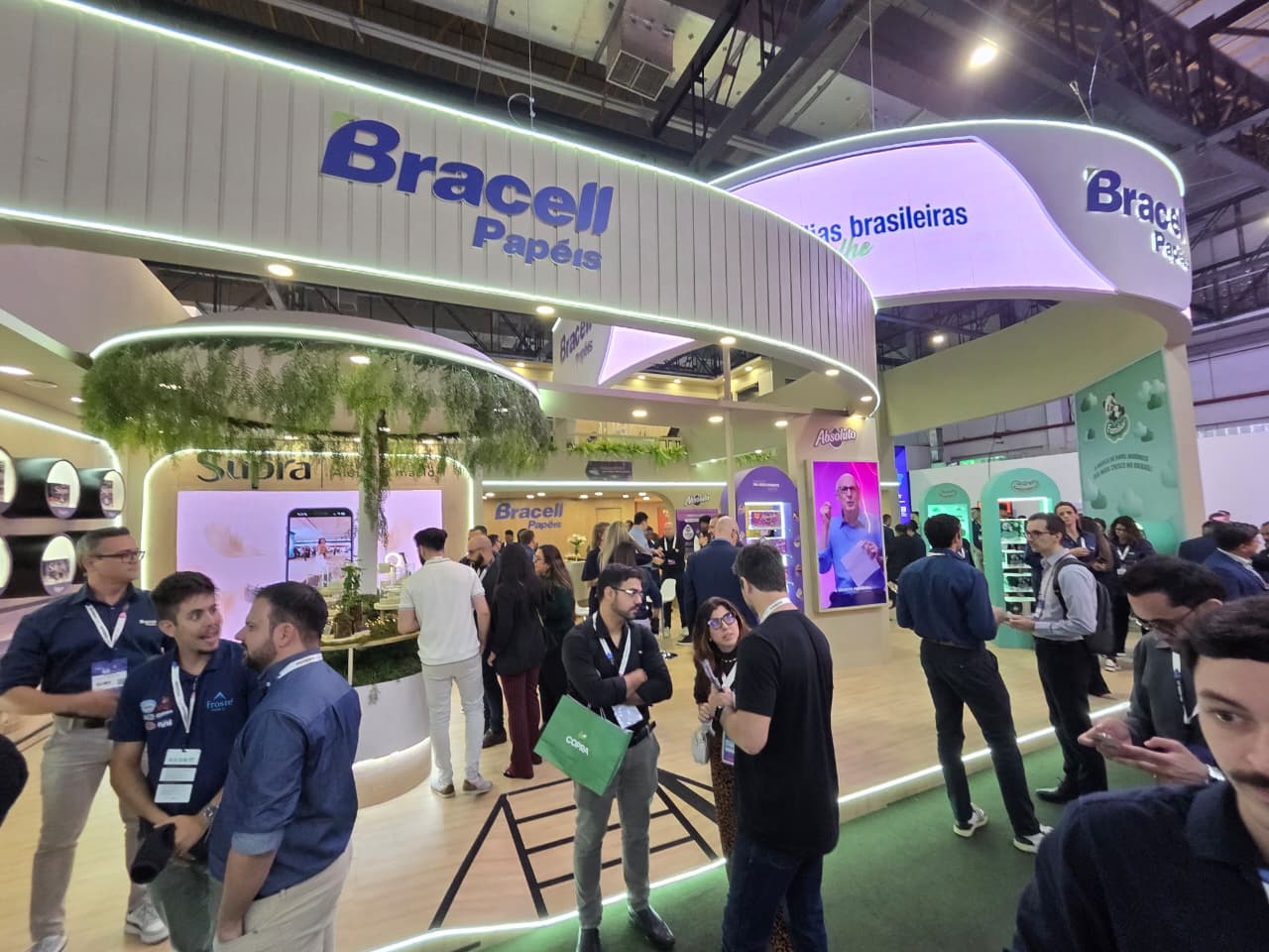 Estande da Bracell promove demonstração da linha Absoluto com foco em resistência, praticidade e múltiplos usos domésticos.