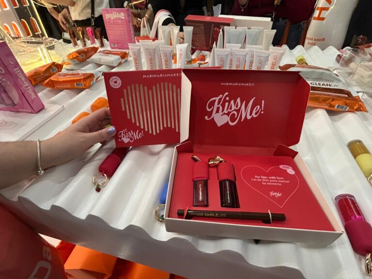 Kit Kiss Me da Mari Maria Makeup é exibido aberto, revelando gloss exclusivo, lápis labial e embalagem especial inspirada no Dia dos Namorados.