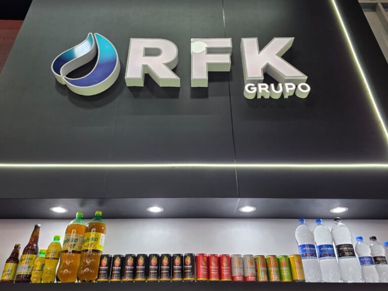 Estande do Furioso na APAS Show 2026 exibe linha de bebidas Reflico, energéticos e águas do Grupo RFK durante expansão nacional.